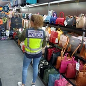 La Policía Nacional retira más de 3.500 artículos falsificados puestos a la venta en comercios de Benidorm La Policía Nacional retira más de 3.500 artículos falsificados puestos a la venta en comercios de Benidorm