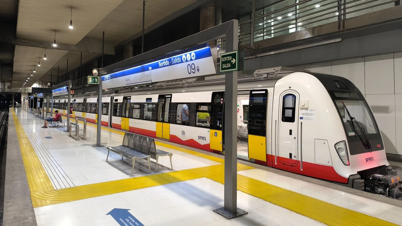 Tren de Serveis Ferroviaris de Mallorca (SFM) en el andén de la Estación Intermodal de Palma