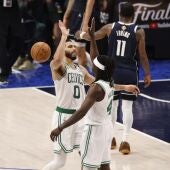 Los Celtics asaltan Dallas y acarician el anillo