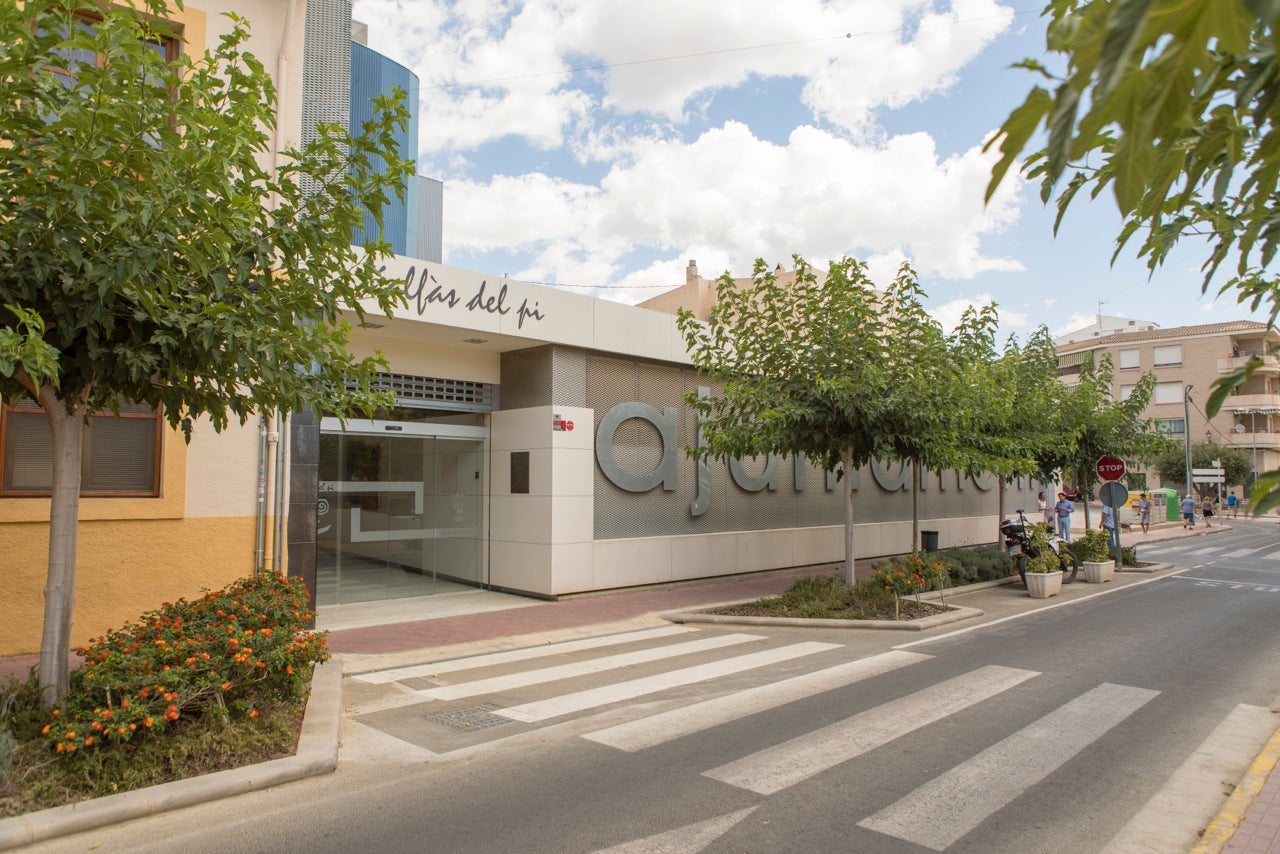 Un juez ratifica la sentencia contra un funcionario de l’Alfàs del Pi por pedir sobornos por licencias del mercadillo y exonera al Ayuntamiento Un juez ratifica la sentencia contra un funcionario de l’Alfàs del Pi por pedir sobornos por licencias del mercadillo y exonera al Ayuntamiento