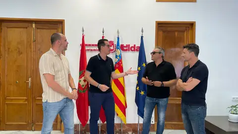 Imagen de este jueves en el Ayuntamiento de Elda tras la reunión de Pascual Pérez con el alcalde y representantes de PP y Elda para Todas. Imagen de este jueves en el Ayuntamiento de Elda tras la reunión de Pascual Pérez con el alcalde y representantes de PP y Elda para Todas.