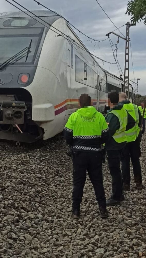 Agentes de la Policía Local de Villena en el lugar del accidente.