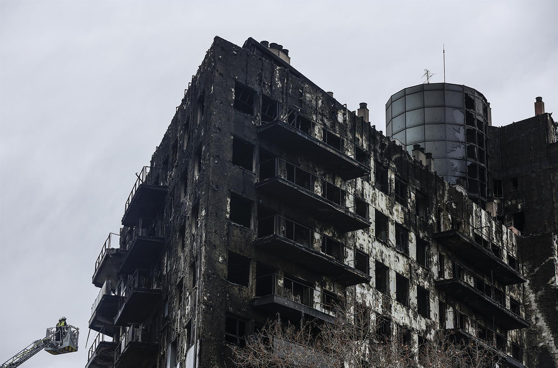 Mazón anuncia que prolongarán seis meses las ayudas a los residentes del edificio de Campanar Mazón anuncia que prolongarán seis meses las ayudas a los residentes del edificio de Campanar