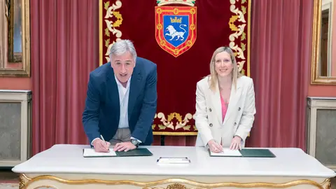 Joseba Asirón, alcalde de Pamplona y Patricia Fanlo, consejera de innovación firmando el convenio Joseba Asirón, alcalde de Pamplona y Patricia Fanlo, consejera de innovación firmando el convenio