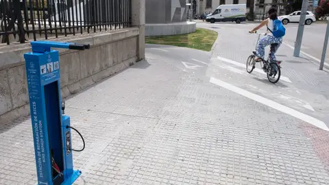 Una de las estaciones reparadoras de bicicletas Una de las estaciones reparadoras de bicicletas