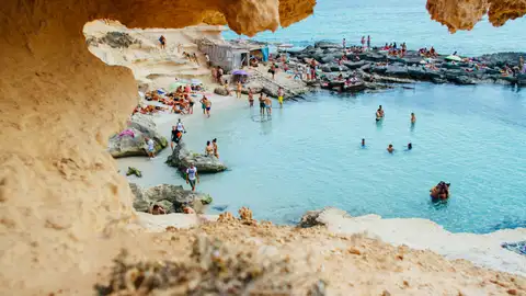 Por qué Reino Unido alerta a sus ciudadanos para que no viajen a España: la plaga que llega este verano Por qué Reino Unido alerta a sus ciudadanos para que no viajen a España: la plaga que llega este verano