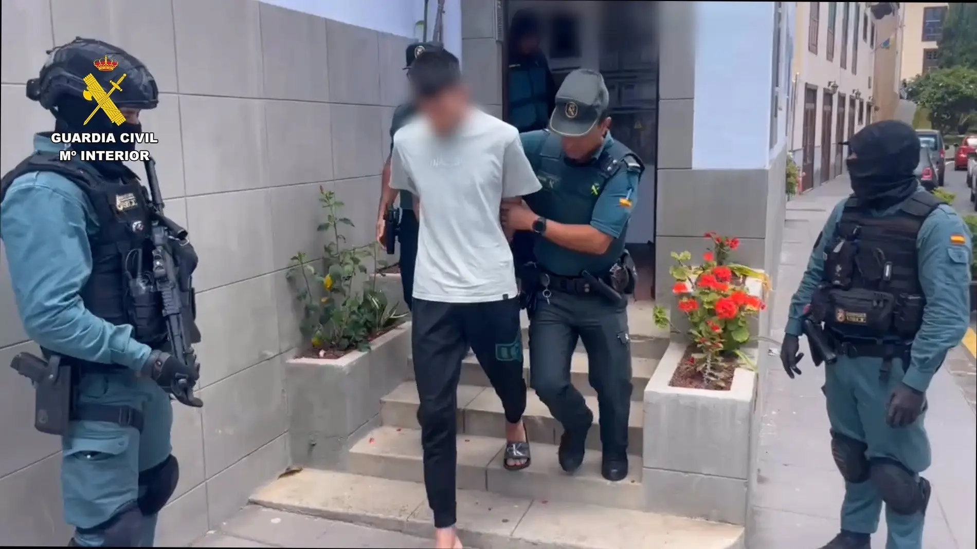 Momento en el que la Guardia Civil detenie al joven tras descurbrir la cocaína 