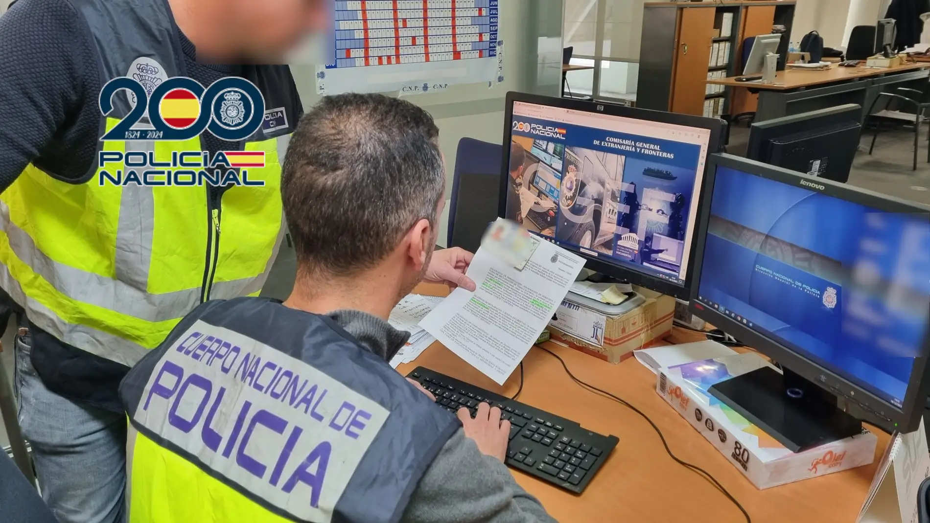 Agentes de la Comisaría de Alicante investigando la trama de falsificación de contratos