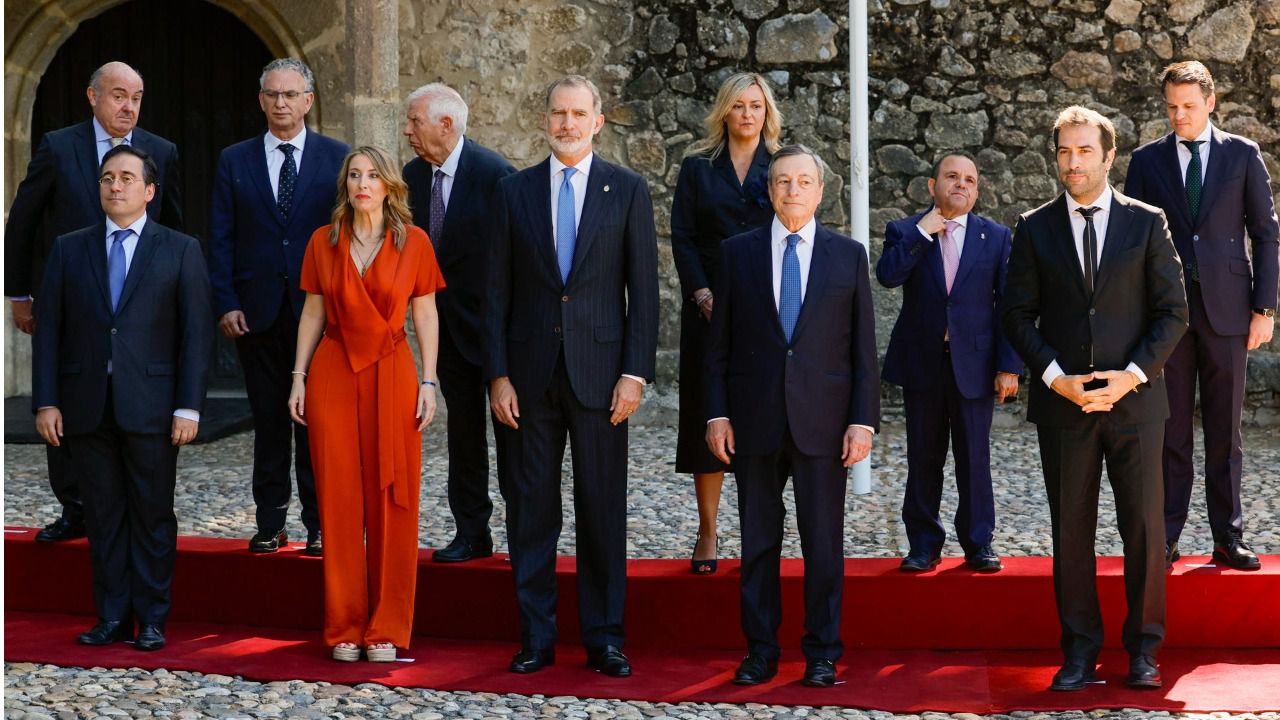 Draghi recoge el Premio Europeo Carlos V como "Artesano de obras y tejedor de consensos" según le definía Felipe VI Draghi recoge el Premio Europeo Carlos V como "Artesano de obras y tejedor de consensos" según le definía Felipe VI