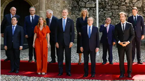 Draghi recoge el Premio Europeo Carlos V como "Artesano de obras y tejedor de consensos" según le definía Felipe VI Draghi recoge el Premio Europeo Carlos V como "Artesano de obras y tejedor de consensos" según le definía Felipe VI