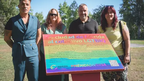 El pregonero José Manuel Barquilla 'Osiris' descubre la nueva placa junto a activistas del colectivo LGTBIQ El pregonero José Manuel Barquilla 'Osiris' descubre la nueva placa junto a activistas del colectivo LGTBIQ
