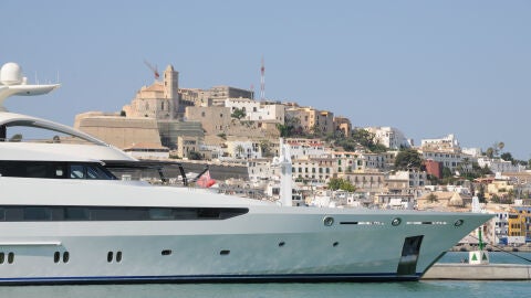 Una embarcación de lujo navega por aguas de Ibiza