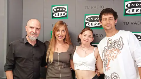Luis Castro con tres alumnos del Espai Escènic d'Elx Luis Castro con tres alumnos del Espai Escènic d'Elx