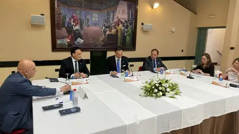 Reunión con el consejero José Carlos Gómez Villamandos Reunión con el consejero José Carlos Gómez Villamandos