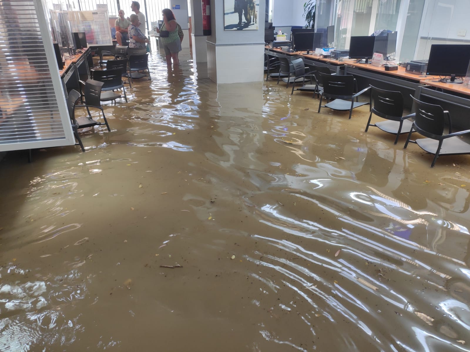 Piden soluciones por las reiteradas inundaciones que sufren las oficinas del DNI en Murcia Piden soluciones por las reiteradas inundaciones que sufren las oficinas del DNI en Murcia