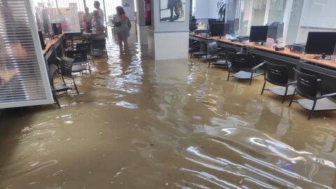 Oficina de expedición del DNI de Isaac Albéniz de Murcia inundada