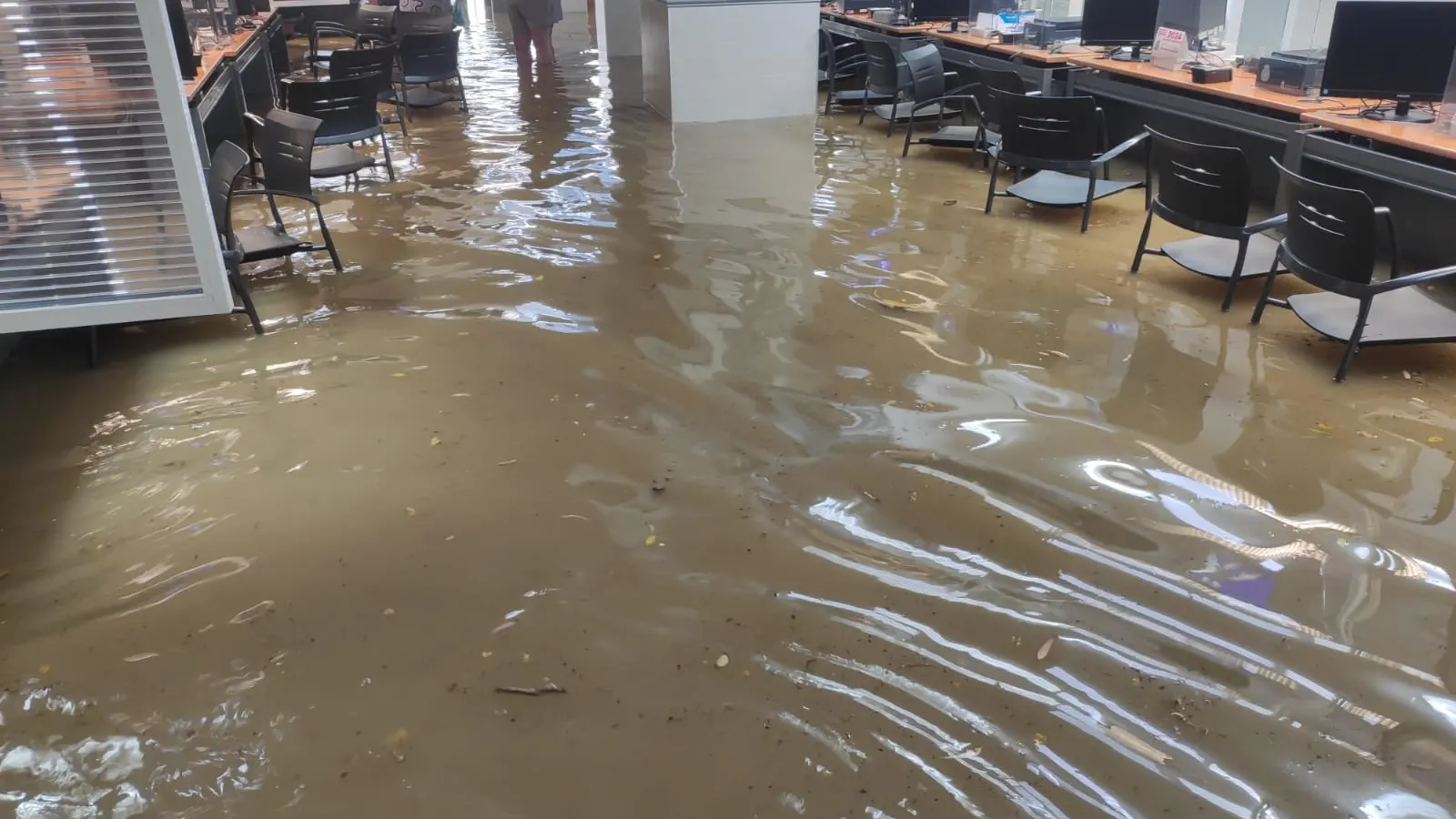 Oficina de expedici&oacute;n del DNI de Isaac Alb&eacute;niz de Murcia inundada
