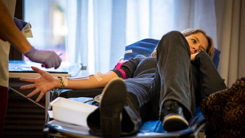 Noia donant sang a la Marató Donant de Catalunya 2024