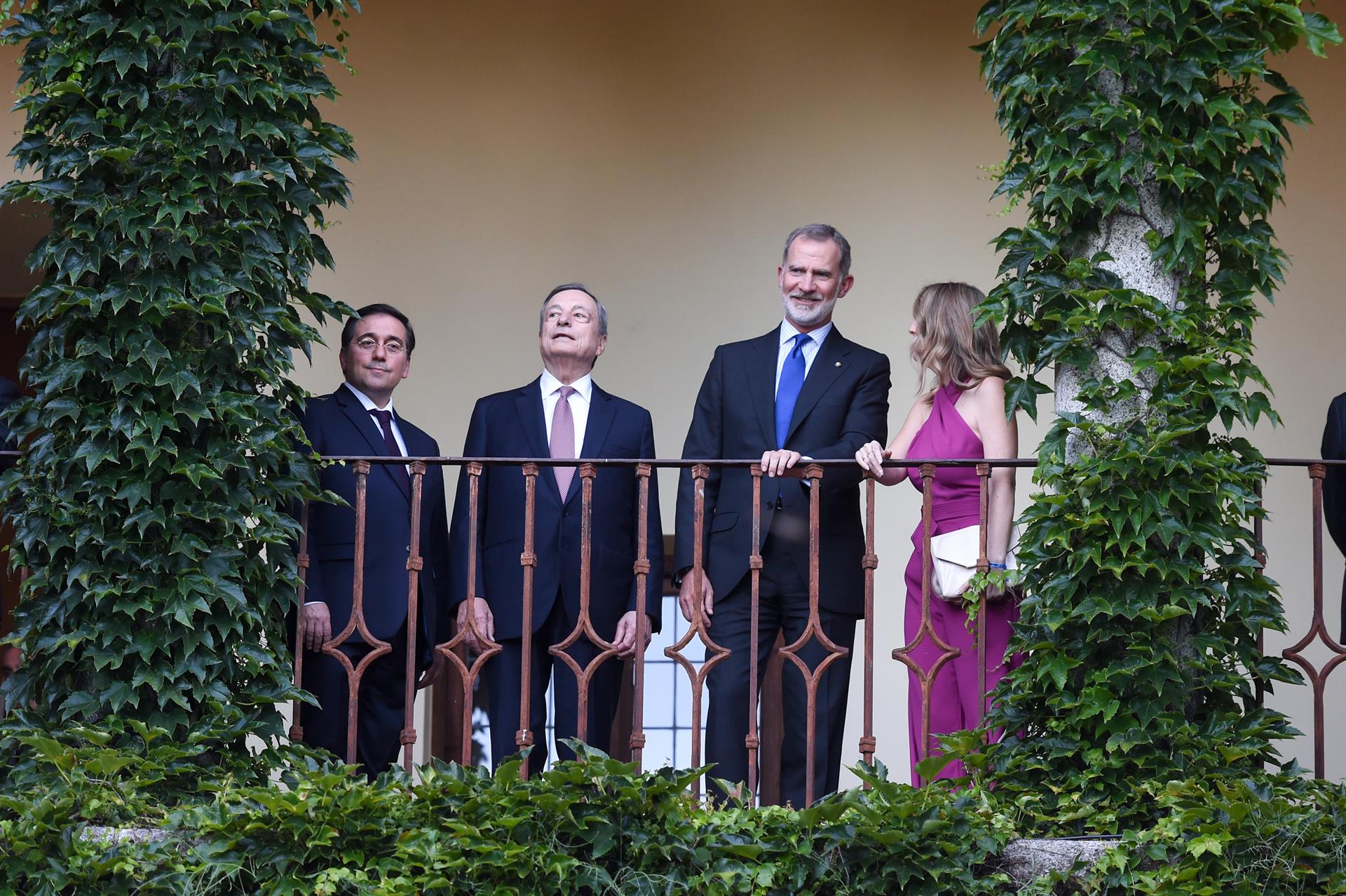 El Rey Felipe VI ofrece una cena de bienvenida en Yuste con motivo de la entrega del Premio Carlos V a Mario Draghi este viernes El Rey Felipe VI ofrece una cena de bienvenida en Yuste con motivo de la entrega del Premio Carlos V a Mario Draghi este viernes