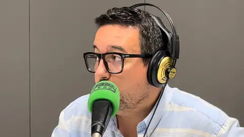 Adrián Casabó, en los estudios de Onda Cero Vila-real. Adrián Casabó, en los estudios de Onda Cero Vila-real.
