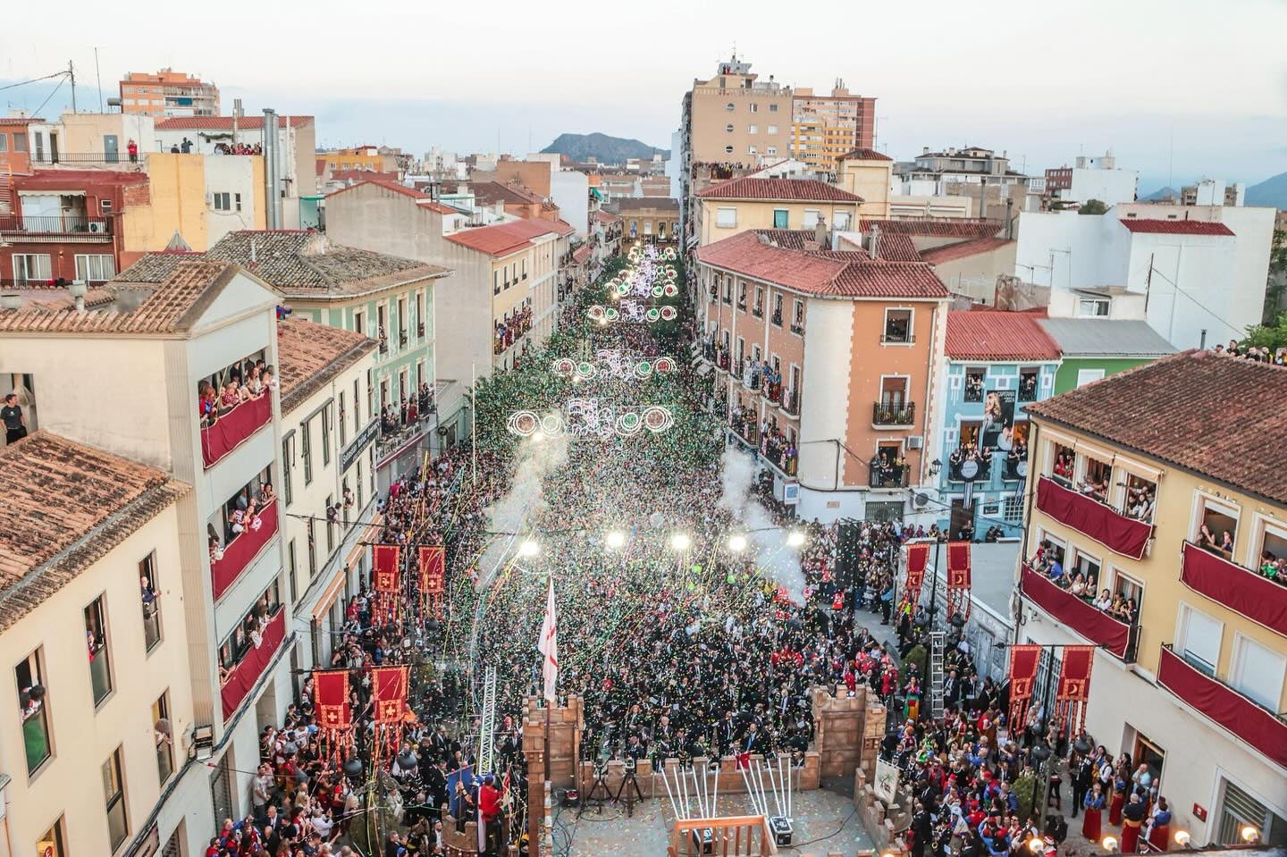 El color, la música y la pólvora se apoderan de Elda en las fiestas de Moros y Cristianos El color, la música y la pólvora se apoderan de Elda en las fiestas de Moros y Cristianos