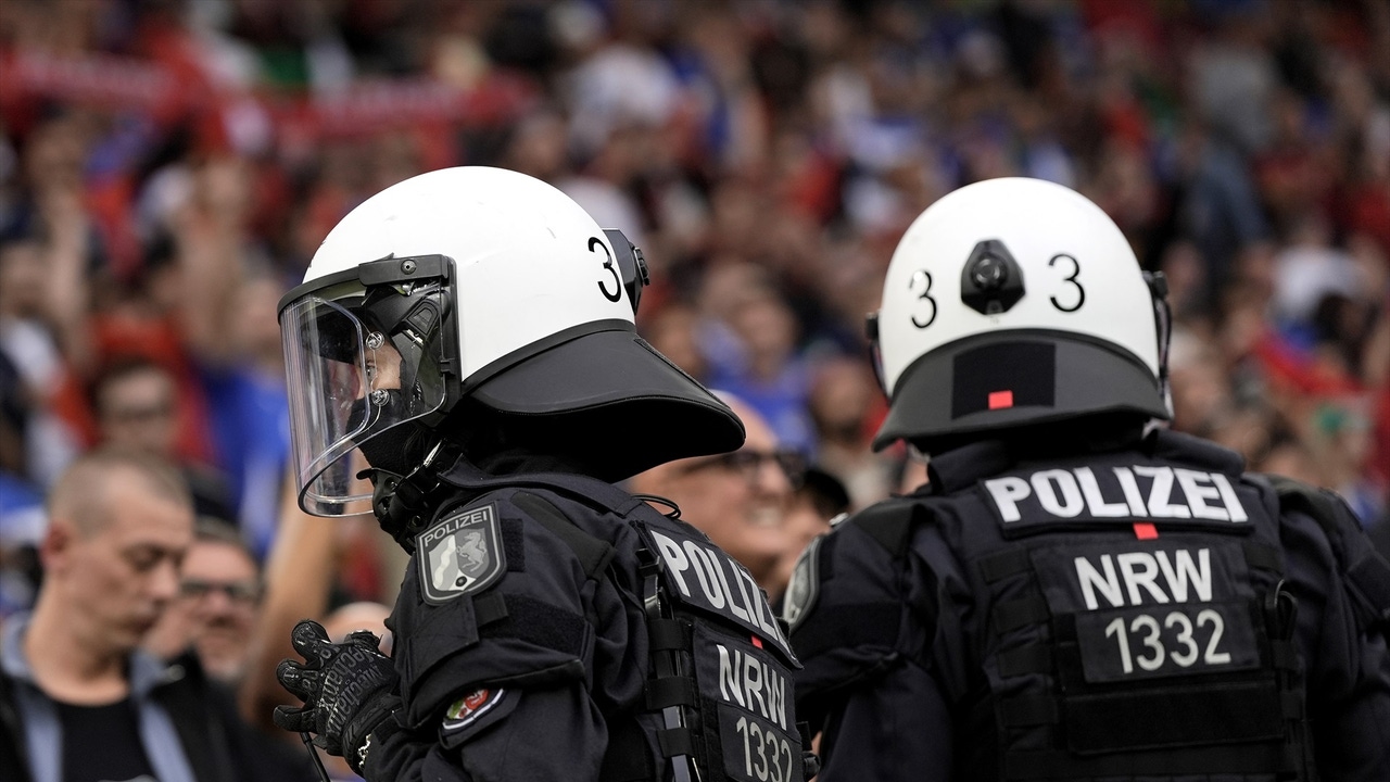 Deutsche Polizisten haben einen Mann erschossen, der mehrere EM-Fans mit einer Axt bedroht hatte Deutsche Polizisten haben einen Mann erschossen, der mehrere EM-Fans mit einer Axt bedroht hatte