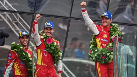 El español Miguel Molina, el italiano Antonio Fuoco y el danés Nicklas Nielsen (Ferrari AF Corse) Miguel Molina gana las 24 Horas de Le Mans con Ferrari; Palou, séptimo