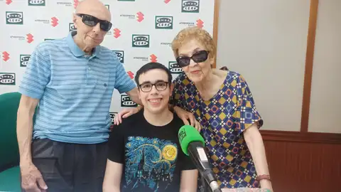 Adrián Garrigós Adrián Garrigós y sus abuelos. Ha conseguido un 14 en la EVAU