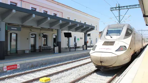 Tren Alvia en la Estación de Mérida Tren Alvia en la Estación de Mérida