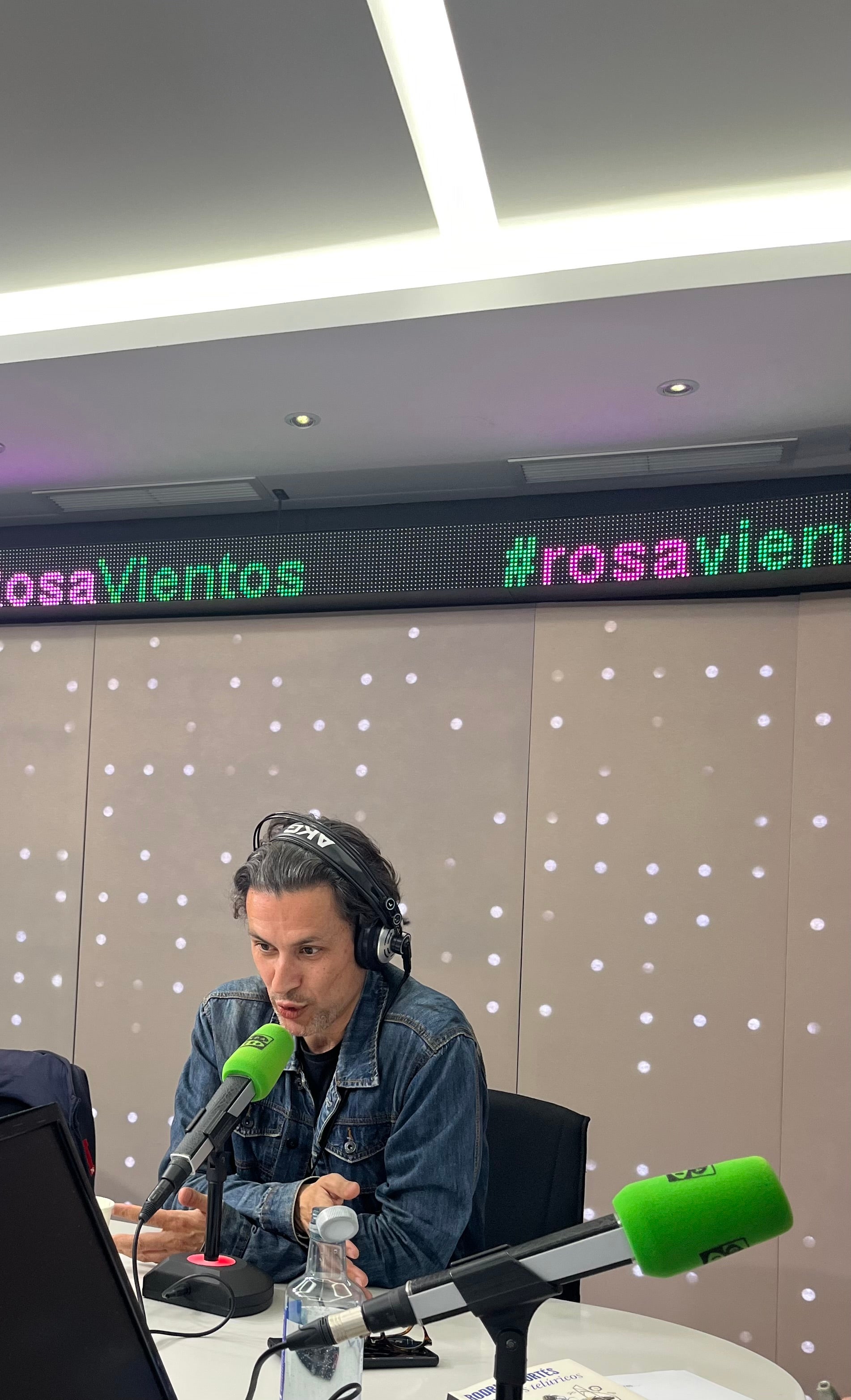 El director de cine y escritor Rodrigo Cortes visita "La rosa de los Vientos". Tras escucharle a él, oímos la tertulia Zona Cero. El director de cine y escritor Rodrigo Cortes visita "La rosa de los Vientos". Tras escucharle a él, oímos la tertulia Zona Cero.
