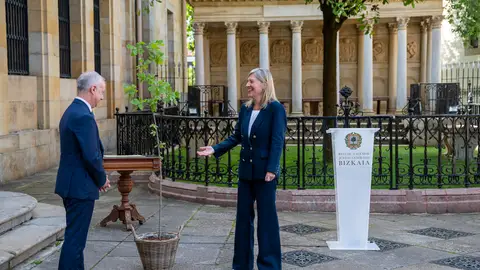Ana Otadui e Iñigo Urkullu junto al retoño en Gernika Ana Otadui e Iñigo Urkullu junto al retoño en Gernika