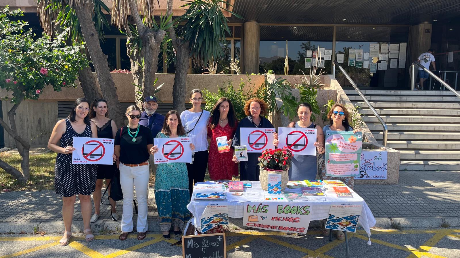 'Más libros, menos pantallas': padres y madres en contra de los dispositivos en los colegios de Málaga 'Más libros, menos pantallas': padres y madres en contra de los dispositivos en los colegios de Málaga