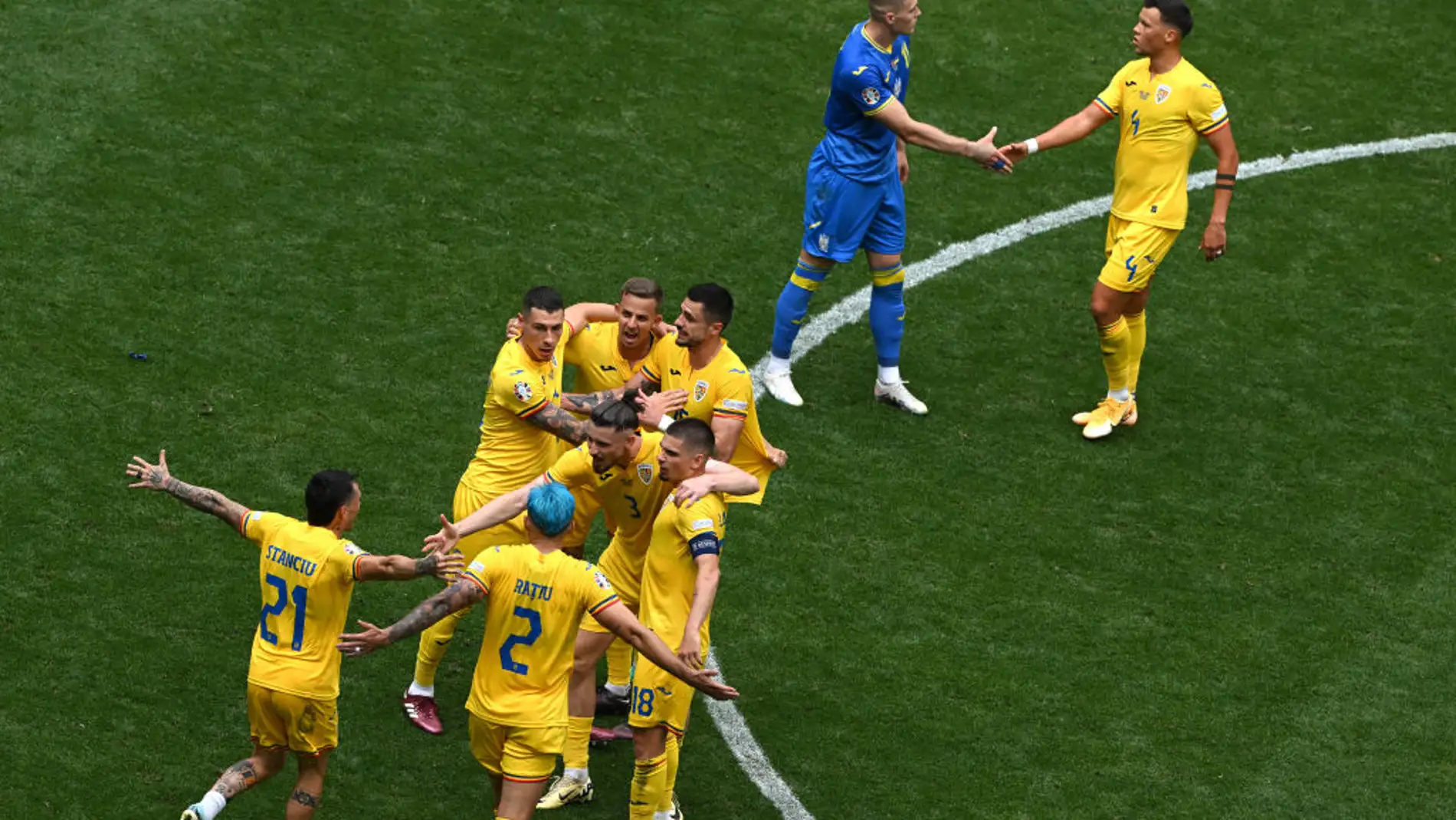 Los jugadores de Rumanía celebran la victoria ante Ucrania en la Eurocopa
