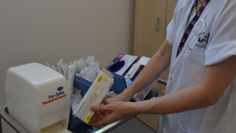 Una enfermera del Hospital Pr&iacute;ncipe de Asturias coge una vacuna