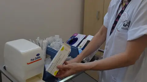 El Hospital Universitario Príncipe de Asturias habilita un nuevo Centro de Vacunación Internacional Una enfermera del Hospital Príncipe de Asturias coge una vacuna