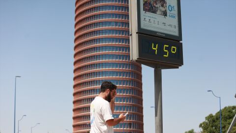 Un termómetro junto a la Torre Pelli marca 45 grados en Sevilla