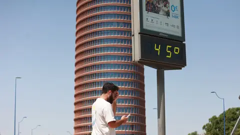 Un termómetro junto a la Torre Pelli marca 45 grados en Sevilla Un termómetro junto a la Torre Pelli marca 45 grados en Sevilla