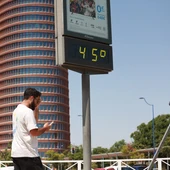 Un termómetro junto a la Torre Pelli marca 45 grados en Sevilla Un termómetro junto a la Torre Pelli marca 45 grados en Sevilla