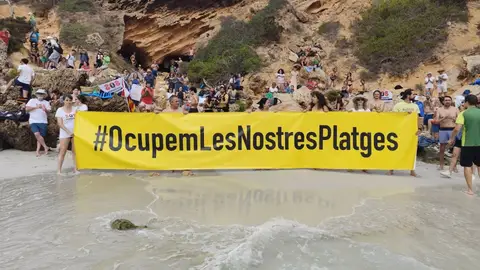 Cerca de 300 personas se manifiestan en Es Caló des Moro El movimiento 'Ocupemos nuestras playas' celebra "haber recuperado" Es Caló des Moro en una nueva acción contra la masificación