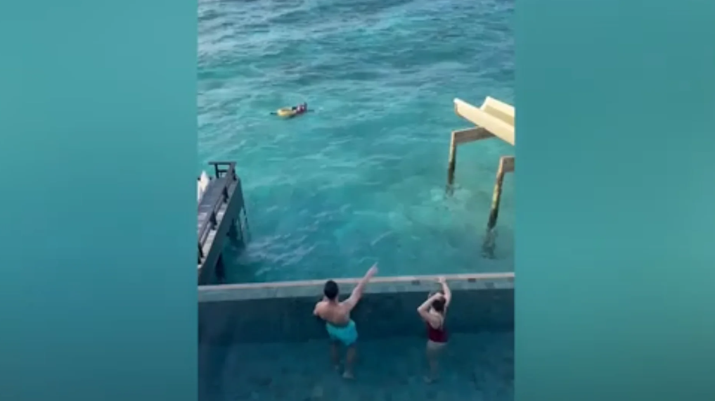 Un futbolista español salva a un matrimonio de morir ahogado en Maldivas Un futbolista español salva a un matrimonio de morir ahogado en Maldivas