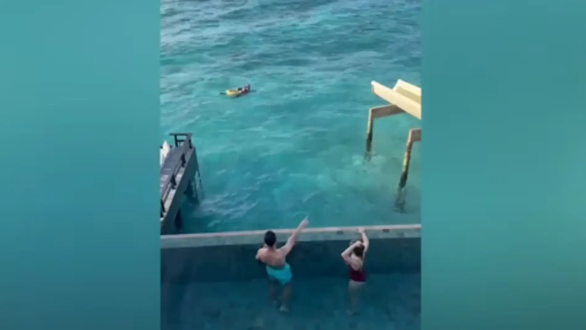 Un futbolista español salva a un matrimonio de morir ahogado en Maldivas