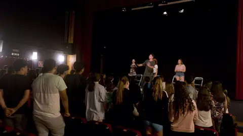 Jóvenes asisten a una obra de teatro - Archivo Jóvenes asisten a una obra de teatro - Archivo