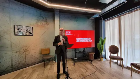 El portavoz del PSOE atiende a los medios para ofrecer un balance del primer año de gobierno de los populares. El portavoz del PSOE atiende a los medios para ofrecer un balance del primer año de gobierno de los populares.