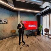 El portavoz del PSOE atiende a los medios para ofrecer un balance del primer año de gobierno de los populares.