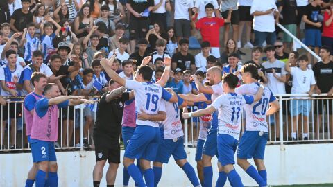 El Crevillente celebra el ascenso.