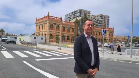 El subdelegado de Gobierno en Almería, José María Martín, con el edficio de la estación histórica de ferrocarril de fondo onda cero