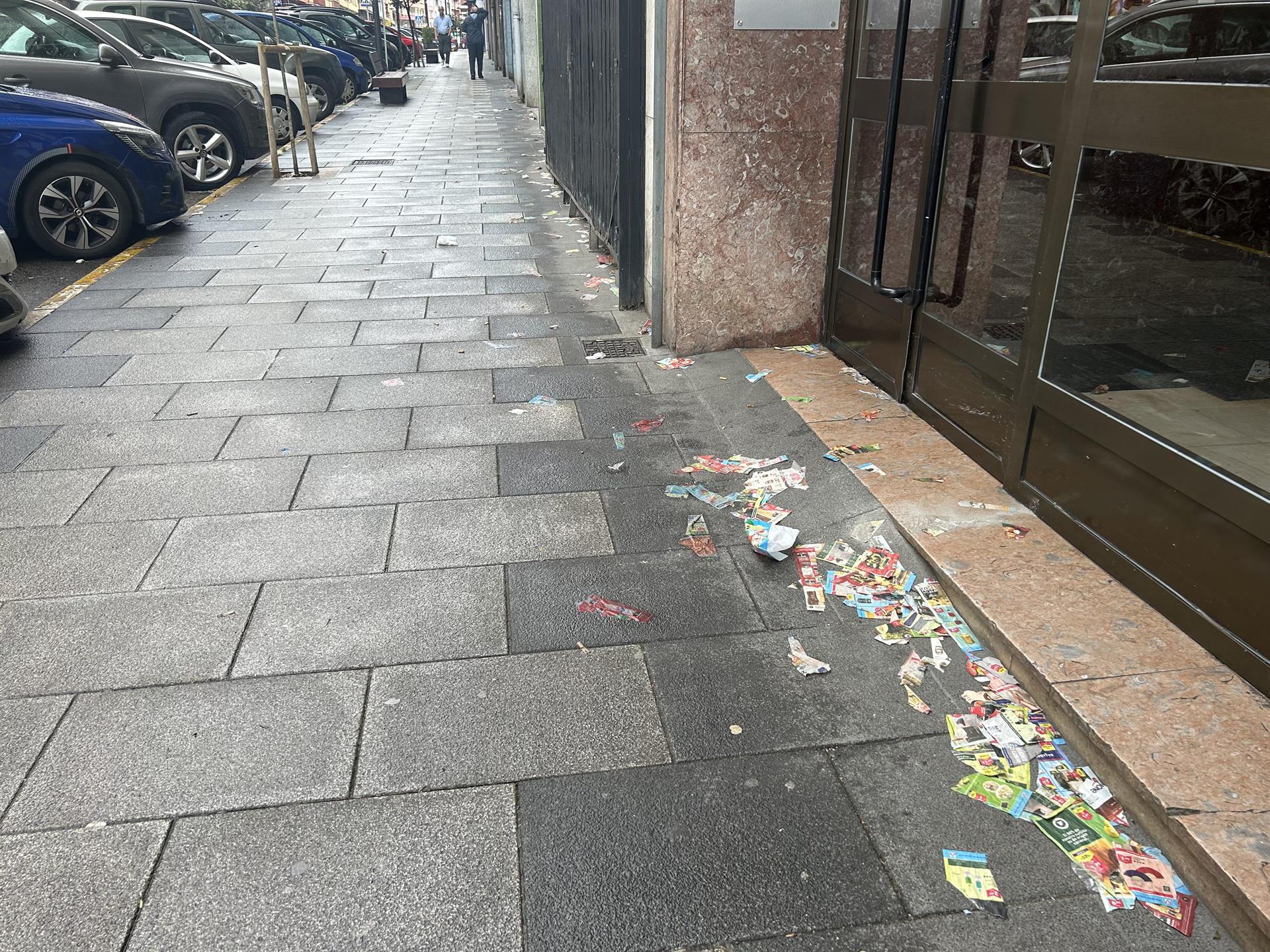Investigan la quema de varios contenedores anoche en Camargo, que amanece con folletos rotos tirados en las calles Investigan la quema de varios contenedores anoche en Camargo, que amanece con folletos rotos tirados en las calles