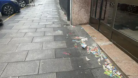 Investigan la quema de varios contenedores anoche en Camargo, que amanece con folletos rotos tirados en las calles Investigan la quema de varios contenedores anoche en Camargo, que amanece con folletos rotos tirados en las calles