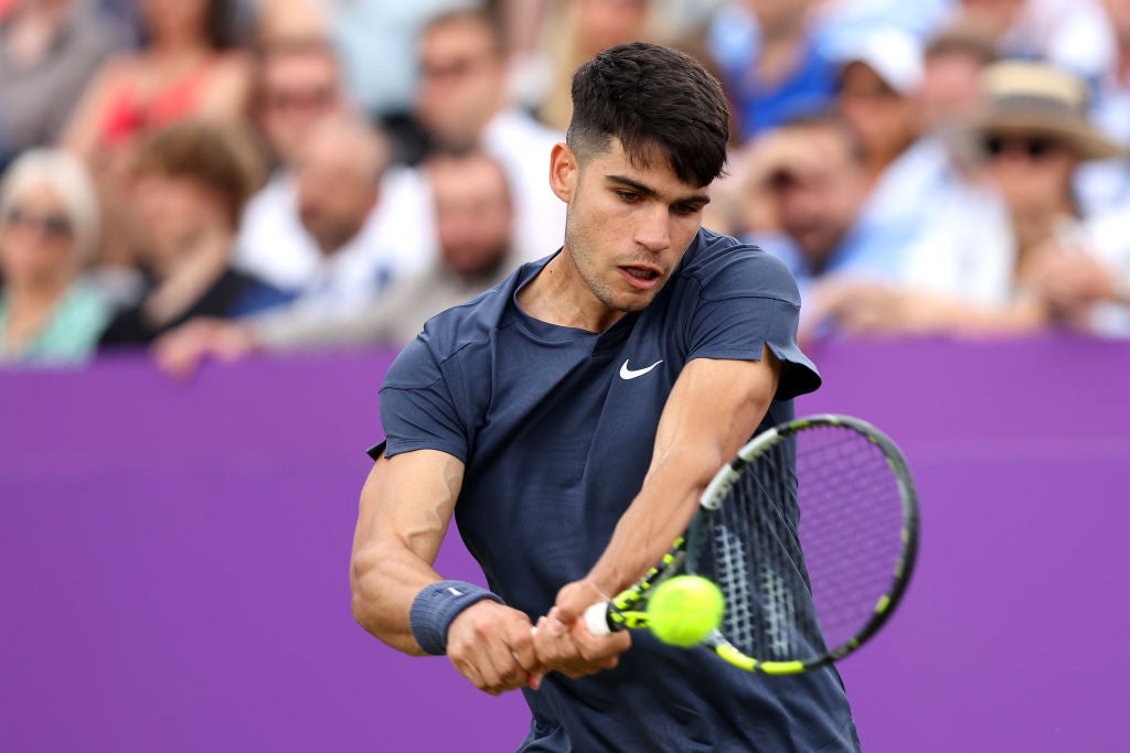 Alcaraz debuta con paso firme en Queen's y ya está en octavos Alcaraz debuta con paso firme en Queen's y ya está en octavos