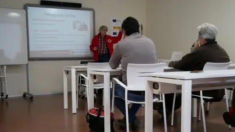 Cruz Roja atiende a Personas sin hogar, mayores y familias vulnerables con consejos ante el calor Cruz Roja atiende a Personas sin hogar, mayores y familias vulnerables con consejos ante el calor